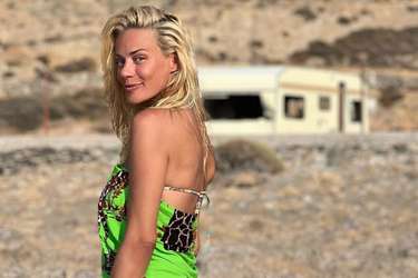 Ζέτα Μακρυπούλια: Βόλτα σε σκάφος με τον Νίκο Μουτσινά και φόντο καταγάλανα νερά