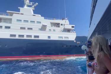 Ιόνιο: Γιοτ πέρασε ξυστά από σκάφος γεμάτο επβάτες (Βίντεο)